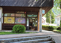 Pogled na lekarno z ulice